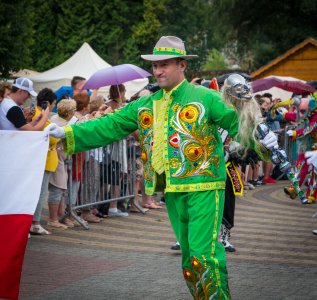 Barwny korowód z okazji TKB przeszedł przez Wisłę